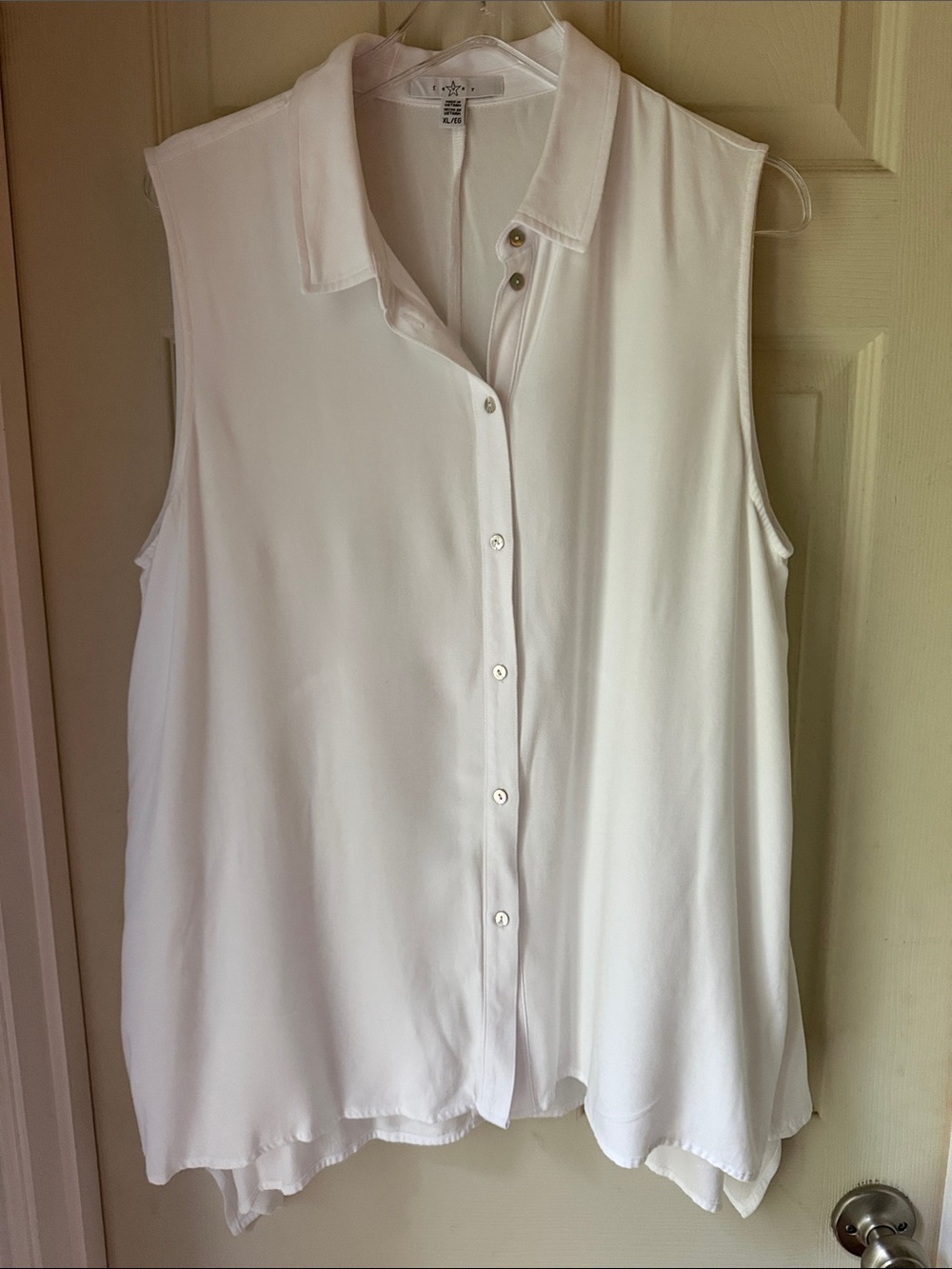 Fever Sleeveless Button-Front Blouse in White